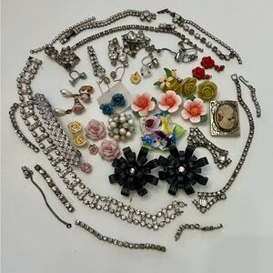 Lot of broken/single pieces of jewelry for crafting/steampunk